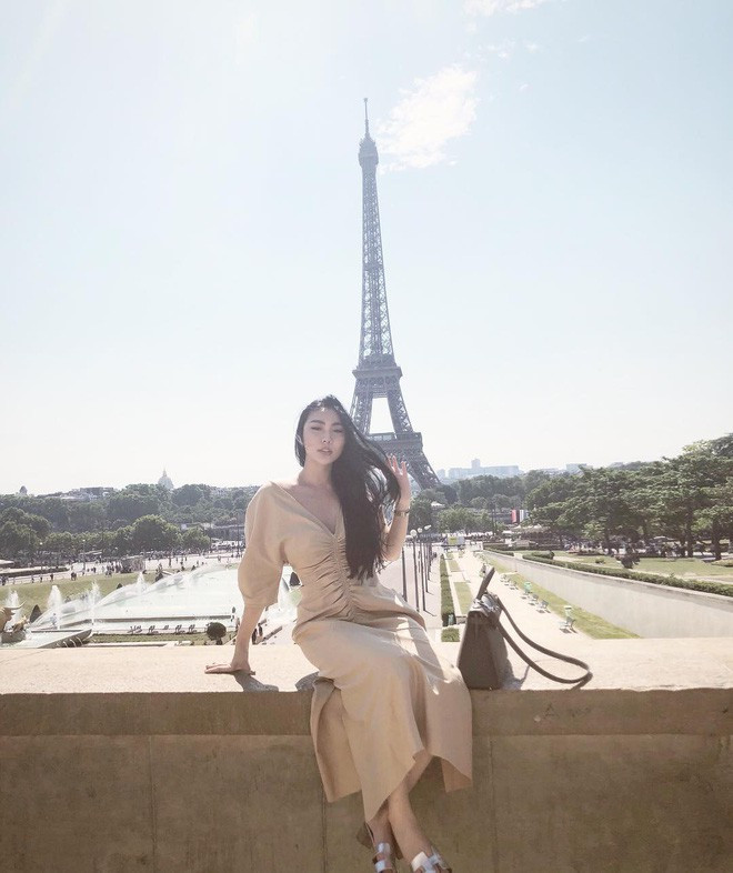 Bên cạnh việc khoe đồ hàng hiệu, Hương Trang cũng không quên khoe thần thái cực kì sang chảnh, xinh đẹp tại những địa điểm cực nổi tiếng trên thế giới.