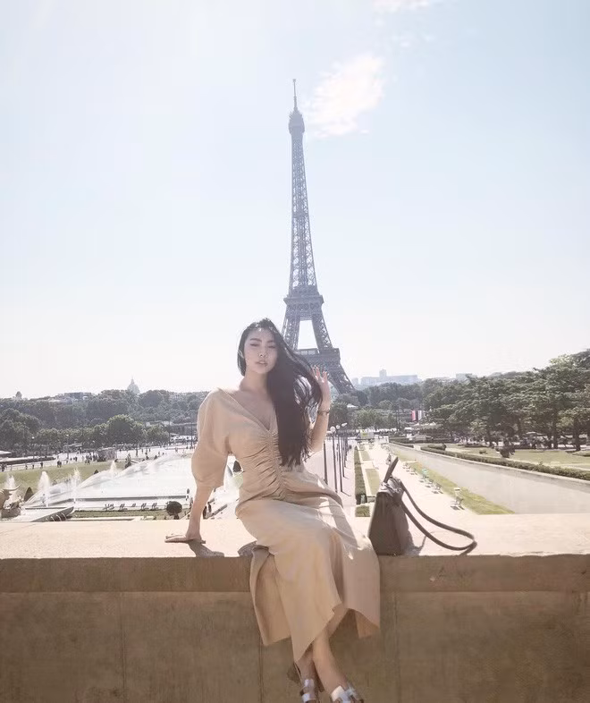 Bên cạnh việc khoe đồ hàng hiệu, Hương Trang cũng không quên khoe thần thái cực kì sang chảnh, xinh đẹp tại những địa điểm cực nổi tiếng trên thế giới.