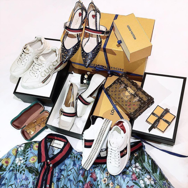 Nhìn kho tủ hàng hiệu mà Hương Trang khoe trên Instagram, dân mạng cũng phải ngưỡng mộ và ao ước mình có thể sở hữu 1 góc trong số đó.