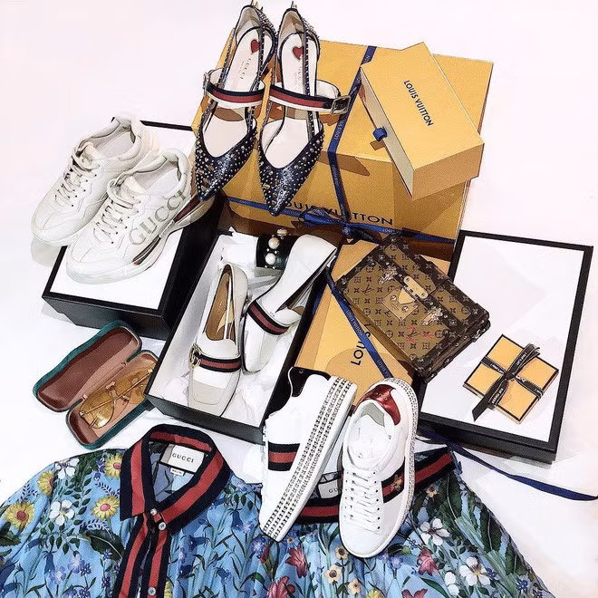 Nhìn kho tủ hàng hiệu mà Hương Trang khoe trên Instagram, dân mạng cũng phải ngưỡng mộ và ao ước mình có thể sở hữu 1 góc trong số đó.