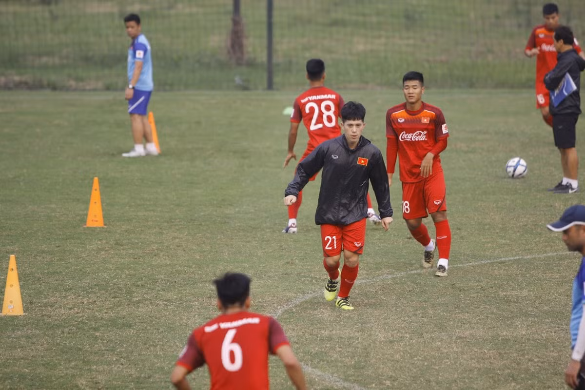 Chiều cao, sức chiến đấu cùng sự tinh quái trong những pha tranh chấp giúp Đình Trọng có năm 2018 không thể thành công hơn trong màu áo các cấp độ đội tuyển của bóng đá Việt Nam.