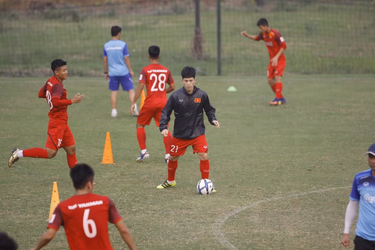 Có mặt trên sân chứng kiến Đình Trọng tập luyện, PV Kiến Thức cảm nhận được cầu thủ này đang nỗ lực từng ngày từng giờ để lấy lại phong độ. Xứng đáng với điều mà HLV Park tin tưởng giao trách nhiệm.