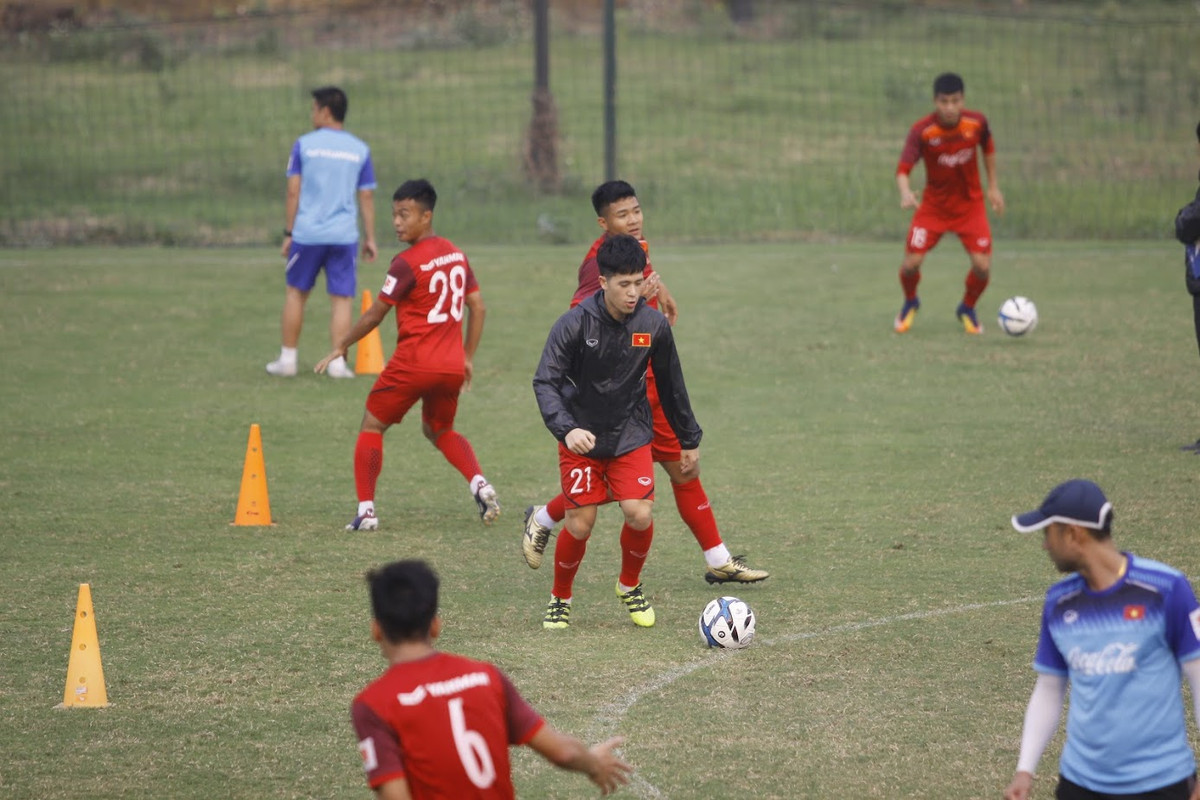 Không còn được thi đấu bên cạnh những đàn anh như Duy Mạnh, Bùi Tiến Dũng hay Quế Ngọc Hải, giờ đây Đình Trọng chính là thủ lĩnh nơi hàng thủ 3 người mà HLV Park dày công xây dựng.