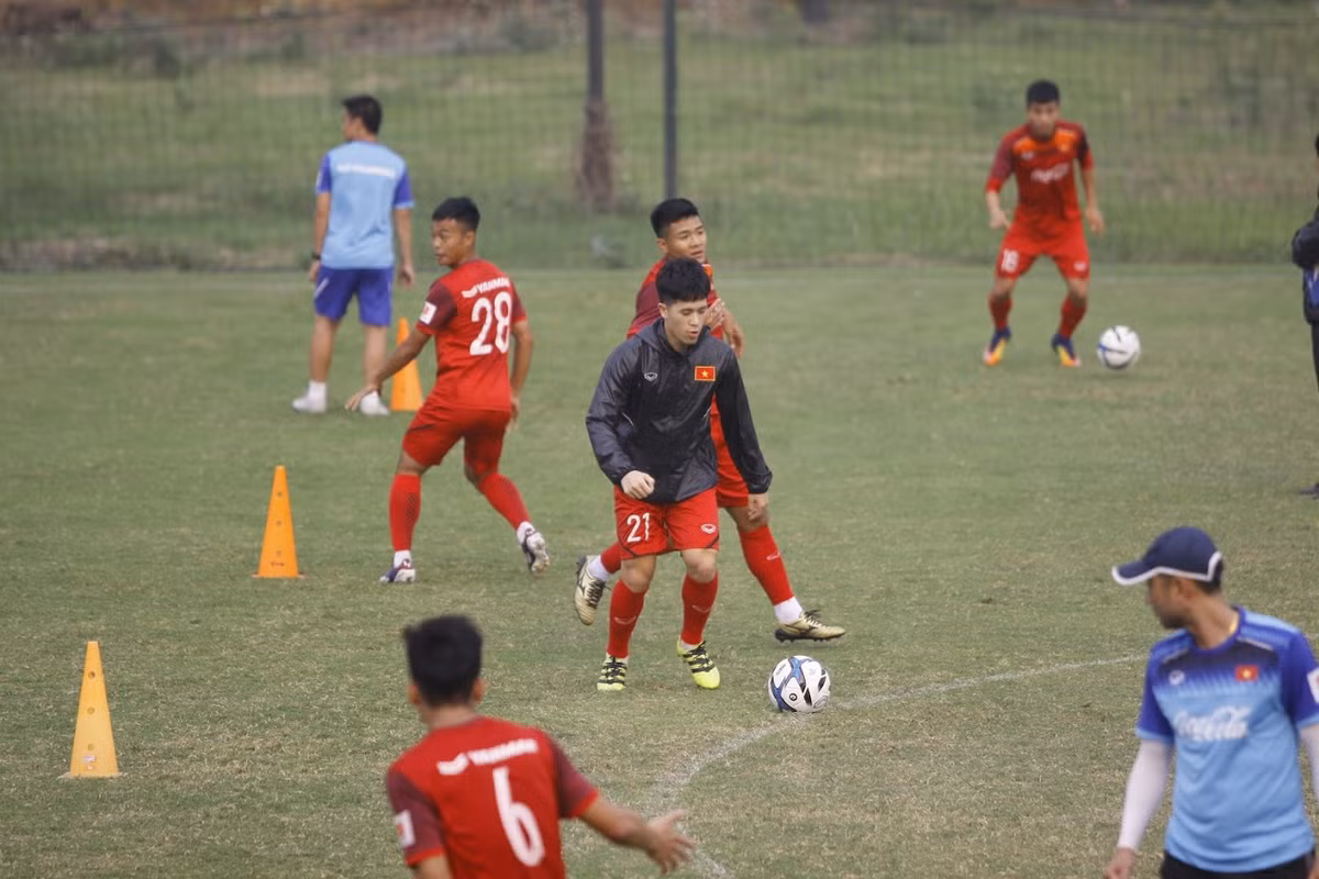 Không còn được thi đấu bên cạnh những đàn anh như Duy Mạnh, Bùi Tiến Dũng hay Quế Ngọc Hải, giờ đây Đình Trọng chính là thủ lĩnh nơi hàng thủ 3 người mà HLV Park dày công xây dựng.