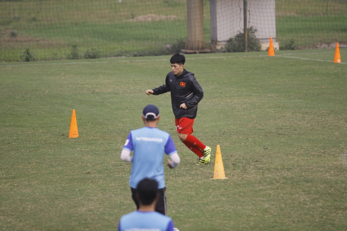 Sau khi kết thúc AFF Cup 2018 với chức vô địch, HLV Park Hang-seo đã không gọi Đình Trọng cho giải VCK Asian Cup 2019 tại UAE. Lý do bởi trung vệ này cần được nghỉ ngơi để sang Hàn Quốc thực hiện ca phẫu thuật vụn xương.