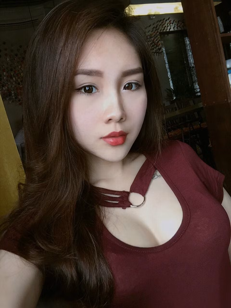 Sở hữu vẻ ngoài vô cùng nóng bỏng, quyến rũ song khi ai cũng ngã ngửa khi nghe cô nàng 9X Hà thành chia sẻ về mẫu người yêu "cao tuổi" của mình trên trang cá nhân.