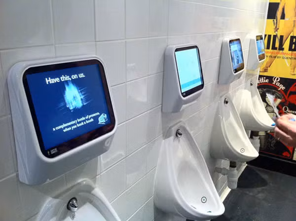 Nhà vệ sinh trò chơi điện tử: Năm 2013, một đội bóng chày nhỏ ở Pennsylvania, Mỹ đã cho xây nhà vệ sinh có gắn màn hình chơi trò chơi điện tử ở mỗi bồn vệ sinh cho nam. Theo đó mọi người có thể vừa "giải quyết nỗi buồn" vừa chơi game. Thiết kế này do công ty Captive Media, Anh sáng tạo.