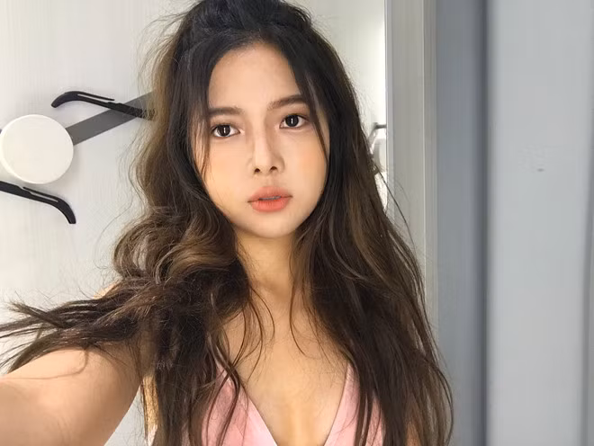 Nữ du học sinh chia sẻ cô bắt đầu biết đến cách trang điểm này sau khi xem clip biến hóa thành Angelina Jolie của nữ YouTuber Promise Phan. Thời điểm Lily Maymac trở thành hiện tượng sắc đẹp và quen thuộc với các bạn trẻ Việt, Milla Chu quyết định hóa trang thành “hot girl môi tều”.