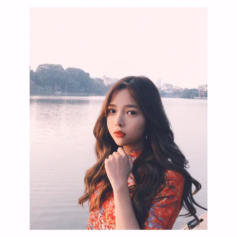 Yêu thích hội họa và trang điểm từ khi còn học THPT, Ngọc Mai cũng tập tành make up như bao người bạn. Nhưng việc sử dụng mỹ phẩm chất lượng không tốt, chưa phù hợp làn da và không chăm sóc kỹ khiến gương mặt cô nàng 9X này đã có thời gian mọc nhiều mụn.