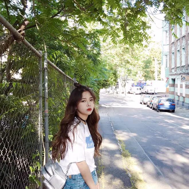 Theo chia sẻ của Ngọc Mai, những clip cô đang làm có tên Makeup Transformation là loại hình nghệ thuật còn rất mới ở Việt Nam. Nó thiên về sử dụng kỹ thuật đánh khối để tạo hình những nhân vật khác nhau.