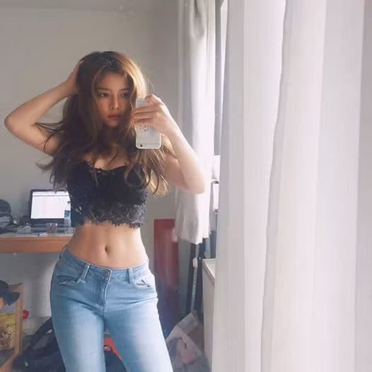 Sau đó không lâu, cô nàng du học sinh 9X này còn trổ tài "biến hóa" thành "hot girl môi tều" Lily Maymac của cô nàng cũng nhận được nhiều lời khen từ cộng đồng mạng.