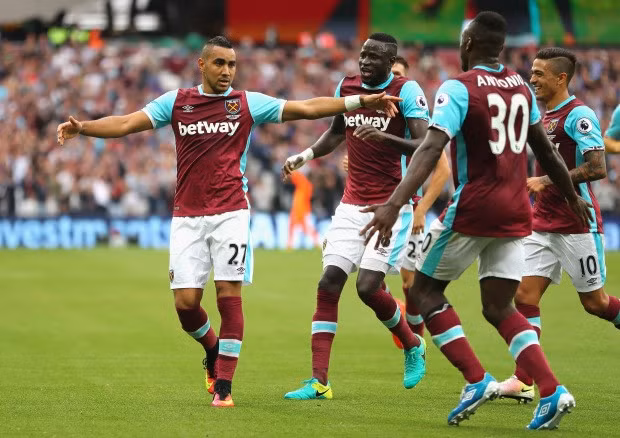 Payet sở hữu hai đường kiến tạo nhưng vẫn bị liệt vào đội hình tệ nhất. Có lẽ cú rabona vẽ vời dẫn đến bàn thắng thứ hai của ngôi sao người Pháp đã chọc giận Watford. "Bầy ong" ngay lập tức trút giận bằng một cơn mưa bàn thắng vào lưới "The Hammers" chỉ trong 45 phút hiệp hai.