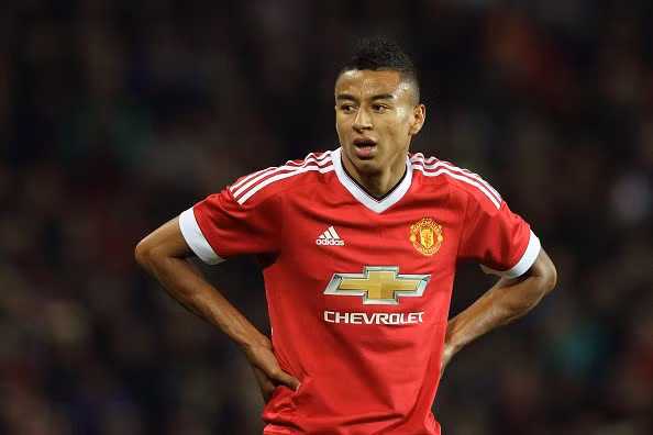 Jesse Lingard được bố trí vào sân từ đầu thay Martial trong trận derby là một trong những sai lầm của Jose Mourinho. Cầu thủ người Anh liên tục để mất bóng nguy hiểm trước khi bị thay ra ở đầu hiệp hai trong trận derby đầu tiên của thành Manchester tại giải Ngoại hạng Anh.