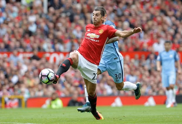 Sau 3 vòng đấu chỉ vào sân từ ghế dự bị, Henrikh Mkhitaryan bất ngờ được Mourinho điền tên vào đội hình xuất phát thay Mata, nhưng màn trình diễn của cựu sao Dortmund chỉ gói gọn trong từ "thảm họa".