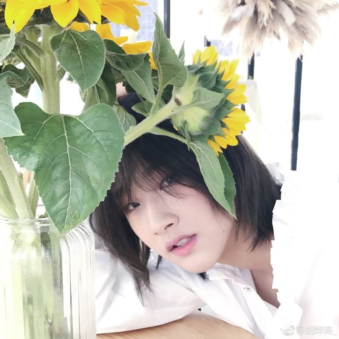 Ngoài công việc làm thêm ở tiệm trà sữa, "soái ca Tik Tok" còn có sở thích kinh doanh, vẽ tranh và trang điểm.