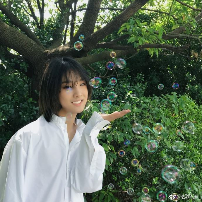 Diệp Đào hiện đang là một nhân viên quán trà sữa. Nhờ sự nổi tiếng cùng với vẻ đẹp của mình, anh chàng 10X này thu hút nhiều khách tới quán, đặc biệt là những cô gái tự nhận là fan hâm mộ.