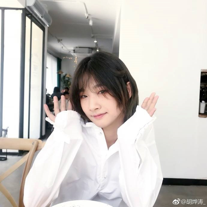 Theo chia sẻ của Diệp Đào, dù có khuôn mặt xinh đẹp như một cô gái nhưng chàng trai này lại hoàn toàn nam tính. Anh ta vô cùng ga lăng với những cô gái đến quán.