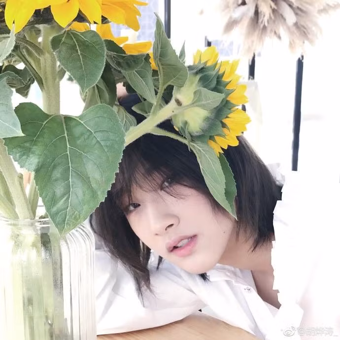 Ngoài công việc làm thêm ở tiệm trà sữa, "soái ca Tik Tok" còn có sở thích kinh doanh, vẽ tranh và trang điểm.