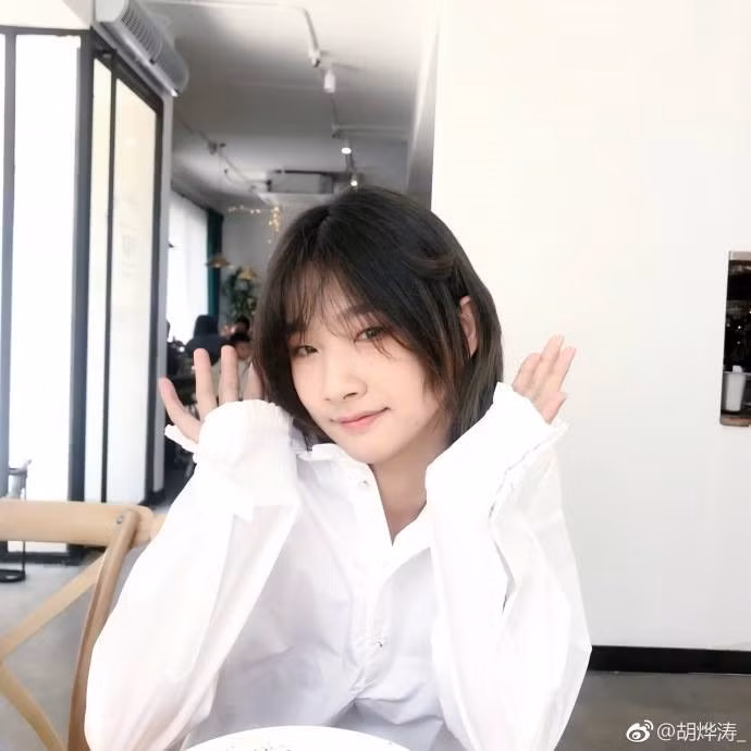 Theo chia sẻ của Diệp Đào, dù có khuôn mặt xinh đẹp như một cô gái nhưng chàng trai này lại hoàn toàn nam tính. Anh ta vô cùng ga lăng với những cô gái đến quán.