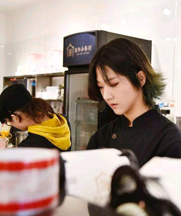 Gần đây, nam sinh bán trà sữa bỗng nổi rần rần trên MXH bởi nhan sắc khiến nhiều người nhầm tưởng con gái.