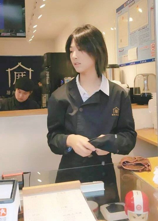 Thoạt nhìn, rất ít người có thể nhận ra được Diệp Đảo là con trai bởi anh có quá nhiều nét trên khuôn mặt giống một cô gái xinh đẹp.