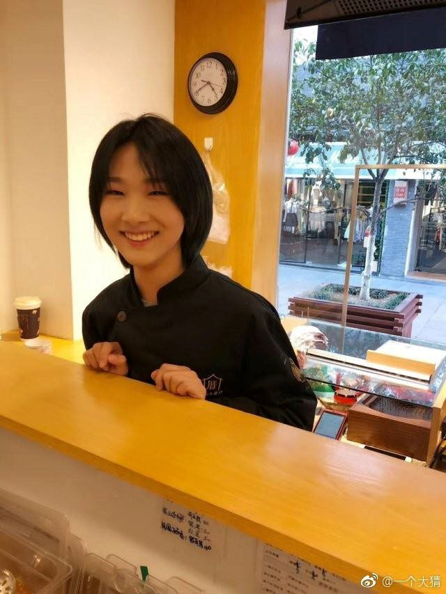 Theo tìm hiểu nam sinh trên có tên Hồ Diệp Đào đến từ Trung Quốc. Anh chàng này bắt đầu được nhiều người chú ý khi những clip trên ứng dụng Tik tok được phát đi.