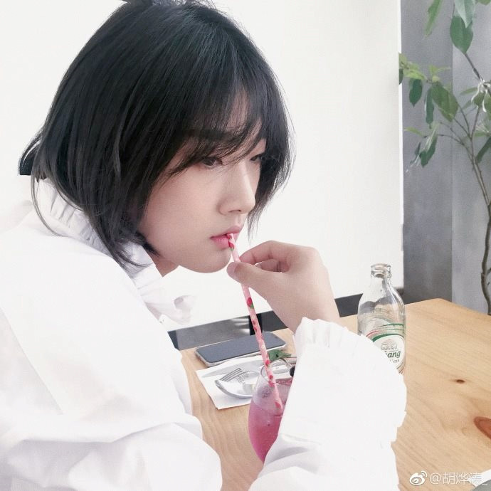 Mái tóc dài, gương mặt thanh tú với những đường nét của những cô gái cùng sự thanh thoát từ đôi bàn tay đã khiến nhiều tưởng nhầm nam sinh Trung Quốc - Hồ Diệp Đào là nữ nhi.