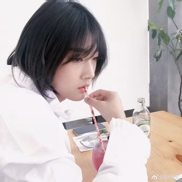 Mái tóc dài, gương mặt thanh tú với những đường nét của những cô gái cùng sự thanh thoát từ đôi bàn tay đã khiến nhiều tưởng nhầm nam sinh Trung Quốc - Hồ Diệp Đào là nữ nhi.