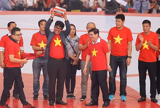 Với ý kiến của mình, trưởng đoàn Dương Vũ Lâm bác bỏ thông tin ông được nhận thưởng cao hơn HLV Park Hang Seo và các cầu thủ U23 Việt Nam.