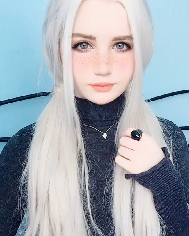 Rất ít người nghi ngờ vẻ đẹp của Icy, phần đông cho rằng vẻ đẹp của hot girl này là hoàn toàn tự nhiên, không qua phẫu thuật, chỉnh sửa. Với nhan sắc trời phú, dáng dấp cao ráo, làn da trắng mịn, mái tóc bạch kim, Icy gây ấn tượng mạnh với mọi người ngay từ cái nhìn đầu tiên.