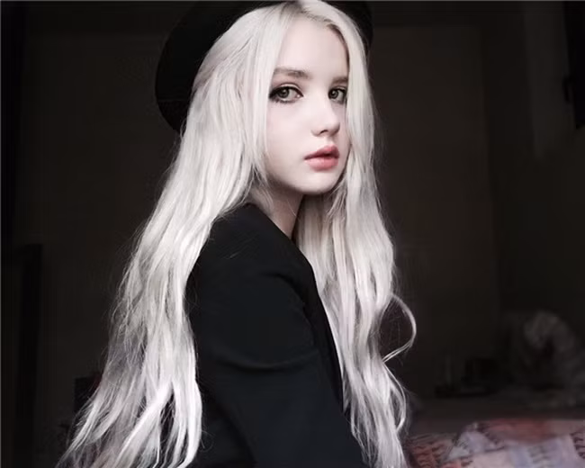 Nhờ vẻ ngoài xinh đẹp, mỗi bức ảnh của Icy nhận được cả chục ngàn lượt yêu thích, bình luận và chia sẻ. Hầu hết, tất cả mọi người đều bày tỏ sự ngưỡng mộ đối với nhan sắc xinh đẹp rung động lòng người của hot girl có mái tóc bạch kim này.