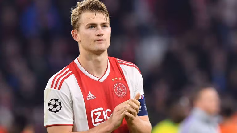 Sky Sports đã đăng đàn phủ nhận thông tin Matthijs de Ligt đã đạt thoả thuận gia nhập MU với giá chuyển nhượng 85 triệu euro, đồng thời hưởng mức đãi ngộ khổng lồ, lên tới 350 nghìn bảng/tuần.