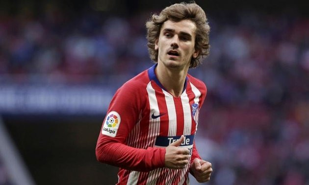 Tờ Mundo Deportivo trong bài viết gần nhất cho hay, Antoine Griezmann đang sẵn sàng chuyển đến khoác áo Barca. Nhưng tờ The Express &amp; The Star, MU đang dành sự chú ý vô cùng lớn cho Antoine Griezmann. Thậm chí, nhằm cụ thể hóa mục tiêu có được chữ ký của chân sút người Pháp, Man Utd chấp nhận chi ra số tiền giải phóng hợp đồng 107 triệu bảng dành cho tiền đạo 28 tuổi.