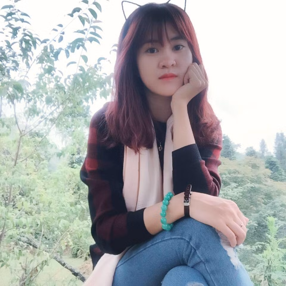 Nguồn cơn “chứng nghiện gạo sống” của Hồng Thắm được bắt đầu hình thành trong những lần ở cùng ông bà, cô bạn này thường ngồi cạnh máy sát gạo, sau vài lần thử nhai gạo sống thấy ngon nên từ đó cứ liên tục phải ăn cho đỡ ghiền.