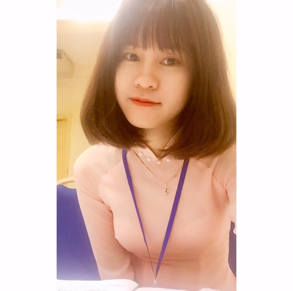 Nhiều bạn kể có cùng sở thích như nữ sinh Hồng Thắm và có khi còn lạ hơn như muối ớt, đá lạnh, sợi bún khô và nhất là bánh tráng trộn.