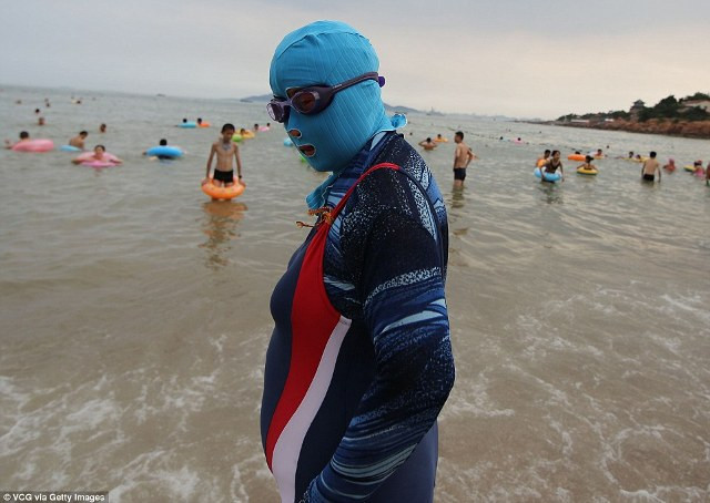 Thực ra, bộ đồ tắm này có tên là Facekini, có nghĩa là đồ tắm che toàn bộ khuôn mặt chỉ để lại lỗ mũi, mắt miệng. Bộ đồ tắm này có xuất xứ từ Trung Quốc với mục đích bảo vệ làn da trắng sứ của người phụ nữ Trung Quốc khỏi những tác hại của ánh nắng mặt trời cũng như ngăn chặn nọc độc của các loại tảo và sứa khi ra biển.