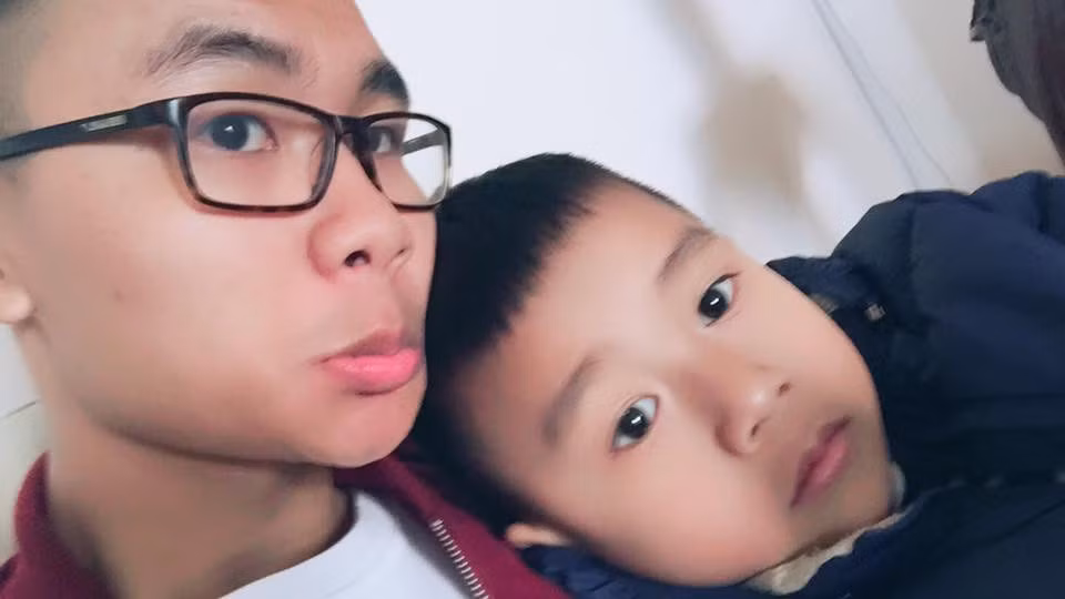 Anh 23, em 6 tuổi.