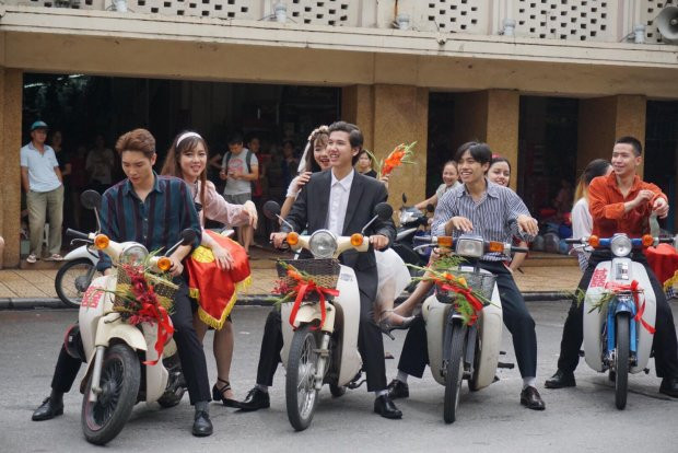 Các cặp nam thanh nữ tú bên góc chợ Đồng Xuân. Nơi đây vài chục năm trước là điểm đến lý tưởng của các cặp đôi tới lưu giữ khoảnh khắc hạnh phúc đời mình.