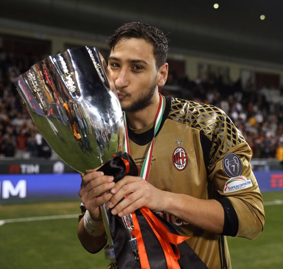 Donnarumma có thể đến Inter: Truyền thông tại Italia tin rằng 'tay cò' Mino Raiola đã gửi một đề nghị chuyển nhượng dành cho Gianluigi Donnarumma đến Inter Milan. Donnarumma hiện đang là một viên ngọc quý của AC Milan. Tuy nhiên vì những lợi ích kinh tế riêng, 'tay cò' Raiola đang cố gắng thuyết phục thủ thành 18 tuổi này rời bỏ Rossoneri để chuyển tới Inter thi đấu. Ảnh: Goal
