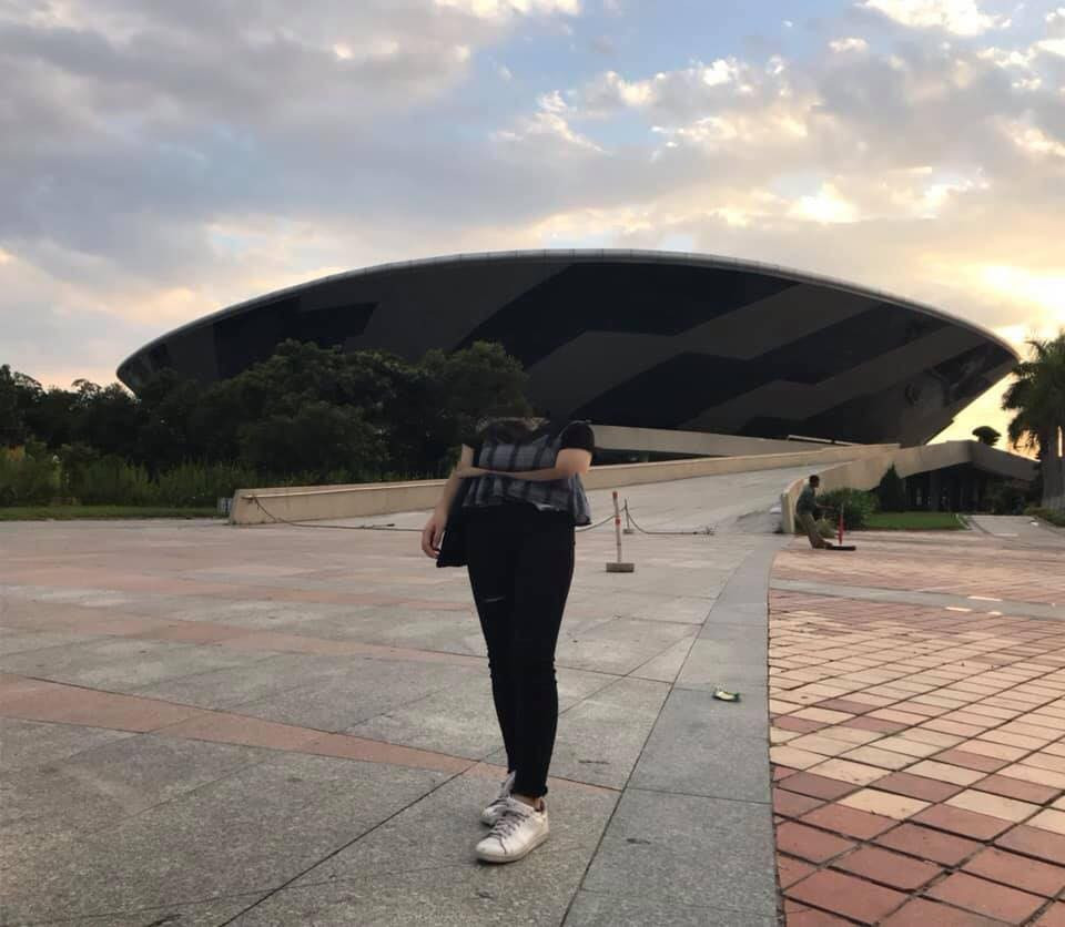 Không ít trường hợp nhờ bạn thân chụp ảnh mà chúng lại nhỡ dìm hàng.