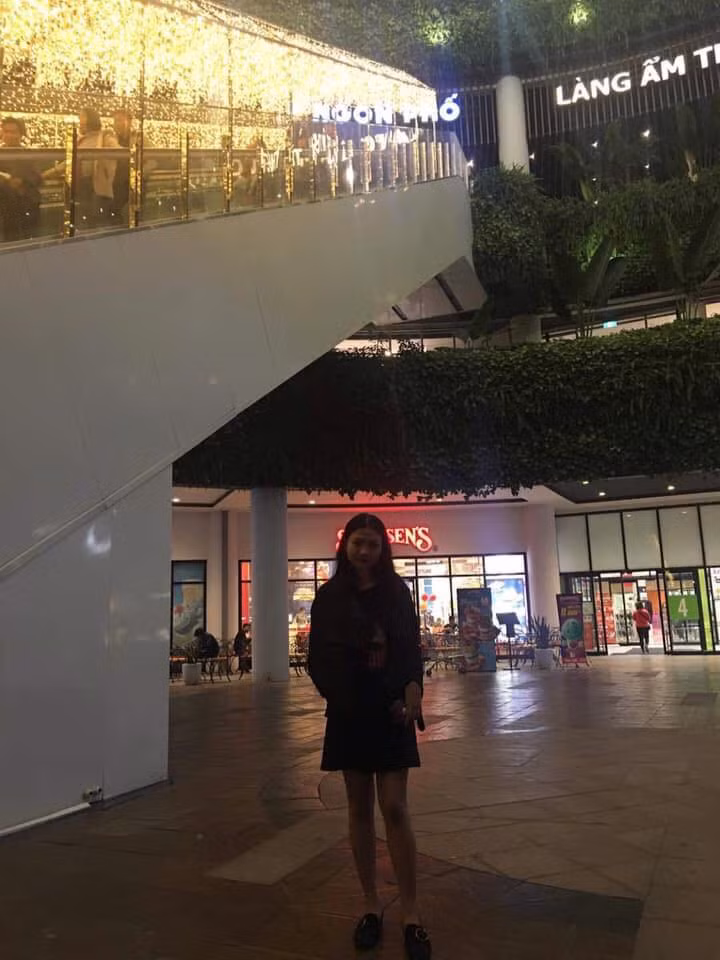 Dù đã cố lăn lê, bò trườn để tìm được góc chụp đẹp nhưng chỉ một phút quên canh sáng mà những đứa bạn thân mang đến cho cô gái này bức ảnh đen thùi lùi.