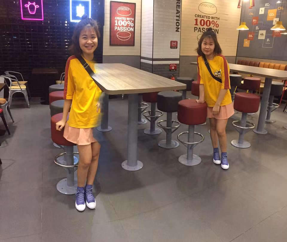 Đã có từng không ít trường hợp, các dân mạng bóc phốt chính đứa bạn thân. Trong khi, chúng ta chụp ảnh cho chúng đẹp long lanh thì khi nhờ chụp lại thì cho ta những khoảnh khắc không thể "thốn" hơn.