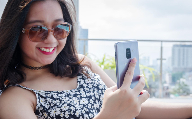 Phải nói rằng, nghĩ ra nên tặng quà 8/3 như thế nào cho các chị em phụ nữ cũng khiến cánh mày râu "bạc đi mấy sợi tóc". Nhưng với các chị em mê chụp ảnh tự sướng thì họ chắc hẳn sẽ rất thích một chiếc điện thoại có chế độ chụp ảnh đẹp, nịnh mặt và thiết kế trẻ trung.