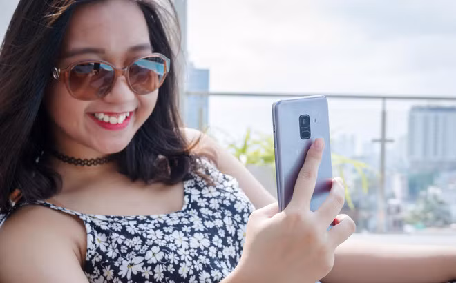 Phải nói rằng, nghĩ ra nên tặng quà 8/3 như thế nào cho các chị em phụ nữ cũng khiến cánh mày râu "bạc đi mấy sợi tóc". Nhưng với các chị em mê chụp ảnh tự sướng thì họ chắc hẳn sẽ rất thích một chiếc điện thoại có chế độ chụp ảnh đẹp, nịnh mặt và thiết kế trẻ trung.