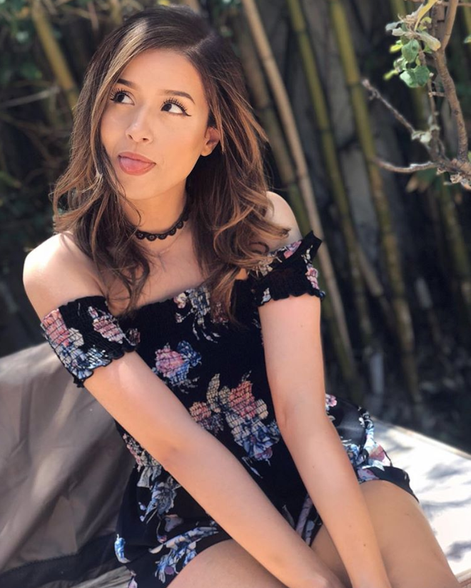 Chưa dừng lại đó, nếu vô tình ngắm nhìn được bức ảnh Pokimane khoe toàn bộ thân thể của mình, các fan sẽ một lần nữa hiểu tại sao nữ streamer 9X này có sức hút đặc biệt đến vậy.