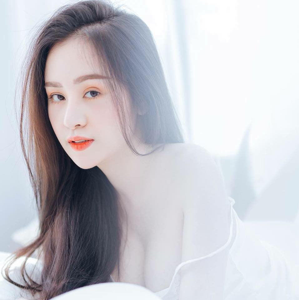 Đã 6 năm trôi qua kể từ ngày nổi lên với những tai tiếng, cuộc sống của Huyền Anh giờ đây đã có nhiều thay đổi. Ngoài gây chú ý với cuộc sống khá giả, ngoại hình ngày một xinh đẹp của hot girl gốc Nghệ An cũng khiến nhiều người chú ý.