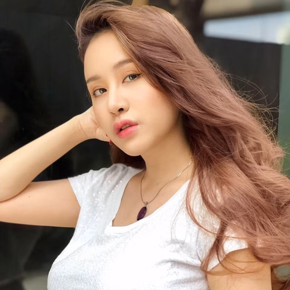 Thế nhưng, mới đây trong một talk show, Bà Tưng đã xác nhận clip y tá thả rông năm nào được dàn dựng bởi một công ty lớn và cô chỉ nhận đóng clip vì để có tiền trang trải cuộc sống.