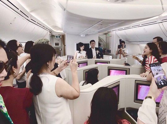 Cap doi Ha thanh to chuc dam cuoi tren may bay