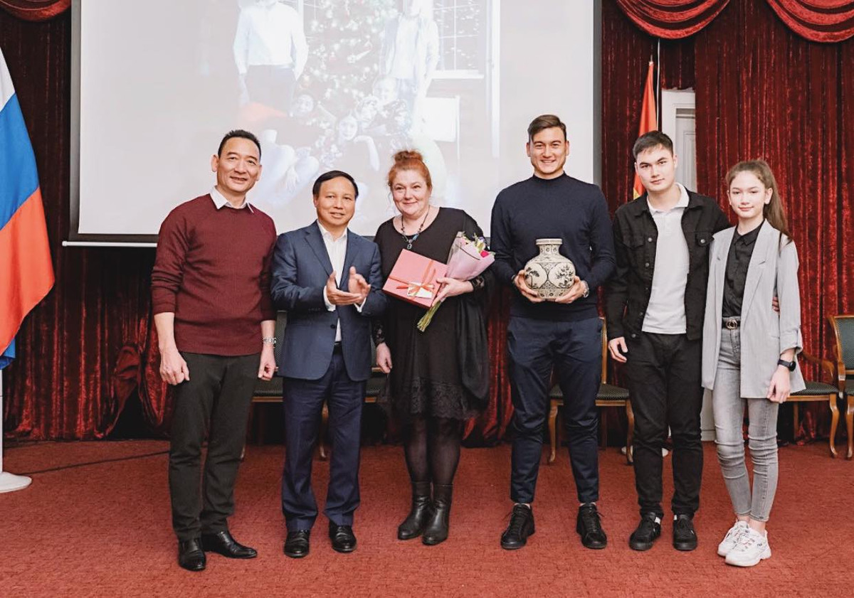 Trước đó, gia đình Văn Lâm đã vinh dự được đại sứ quán Việt Nam tại thủ đô Moskow mời và tạo cơ hội giao lưu cùng người hâm mộ xa quê hương.