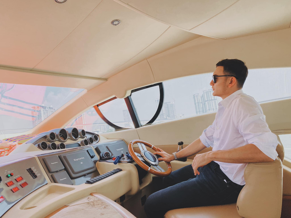 Hình ảnh Văn Lâm mặc sơ mi trắng đẹp tựa "soái ca" khiến không ít fan nữ phải mê tít.